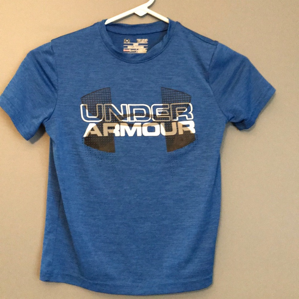 Boys Under Armour Shirt Like New Size YSM